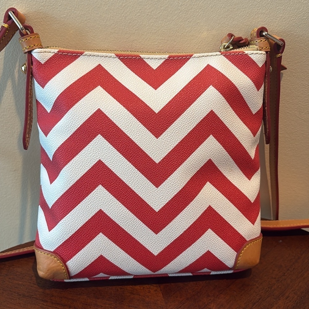 Dooney Bourke  Wavy Crossbody bag, leather red & White tan leather trim/red edge - Picture 9 of 17